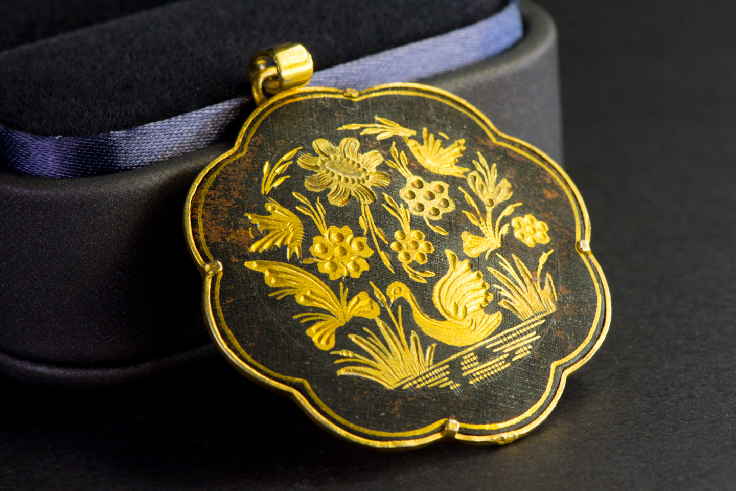 VTG064大马士革工艺雕金吊坠