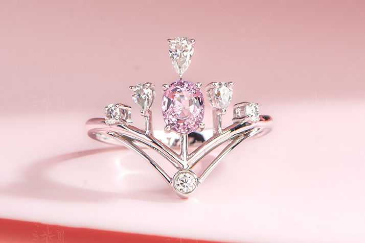 R068粉蕊长影 蓝宝石V字形戒指